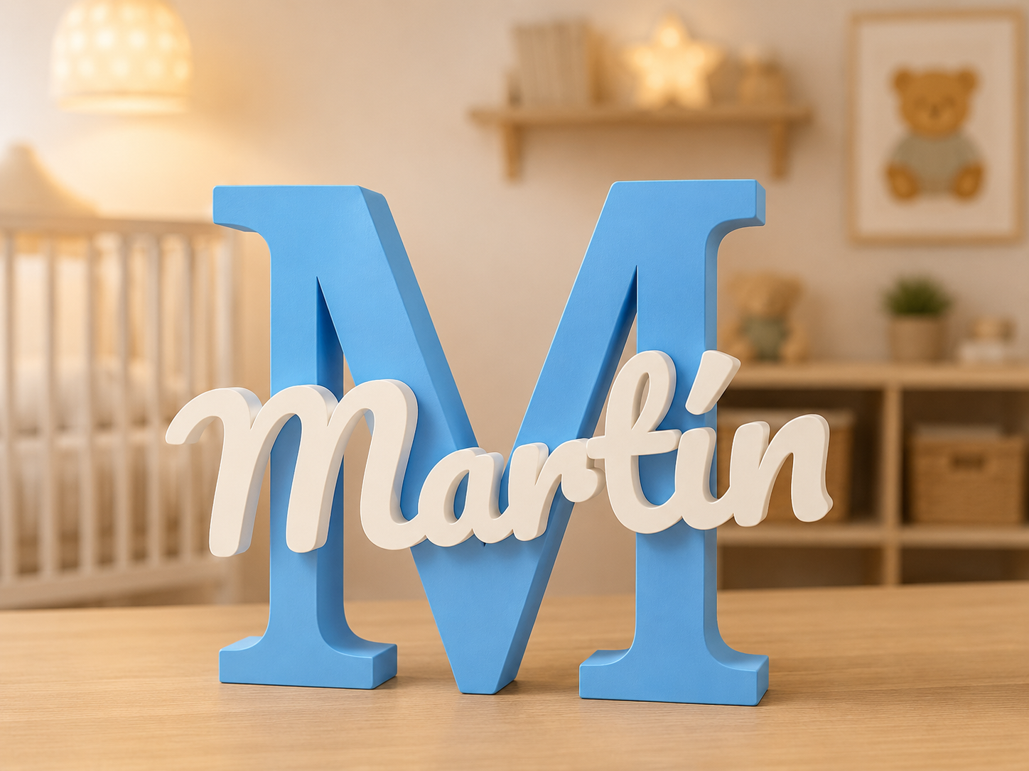 Letrero infantil personalizado con inicial y nombre — ejemplo Martín en azul y crema
